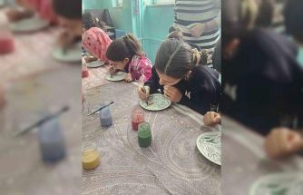 Öğrencilerden çini boyama etkinliği