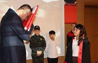 Öğrencilerin ay yıldız temalı gösterisi göğüs kabarttı