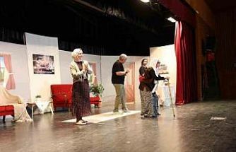 Öğretmenlerin sahnelediği "İdeal Aile Reçetesi-2" oyunu ilgi gördü