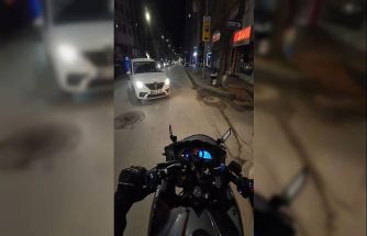 Önüne bir anda çıkan araçtan kıl payı kurtuldu