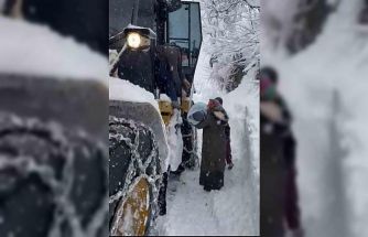 Ordu’da hastalanan bebek, kardan kapanan yolda iş makinesi ile taşındı