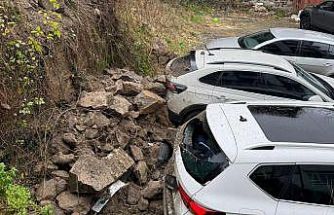 Ordu’da tarihi evin istinat duvarı araçların üzerine devrildi