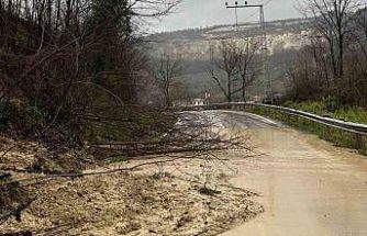 Ordu’da Ünye-Kumru bağlantı yolunda heyelan
