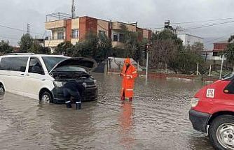 Osmaniye’de kuvvetli yağış: Yollar suyla doldu, araçlar yolda kaldı