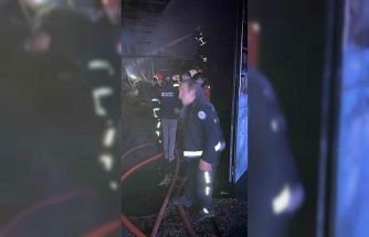 Oto döşeme dükkanı çıkan yangında küle döndü