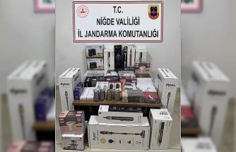 Otobüsteki yolcuların valizinde gümrük kaçağı ürünler ele geçirildi