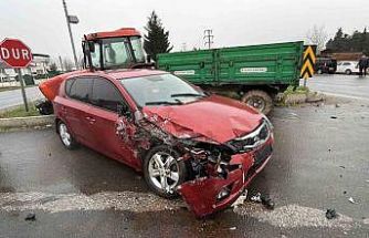 Otomobil ile traktör çarpıştı: 2 yaralı