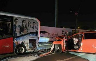 Otomobil park halindeki otobüse çarptı: 1 yaralı