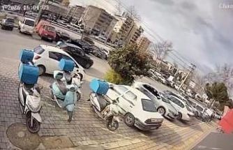 Otomobil sürücüsü ile motosikletli kurye arasındaki gerginlik kamerada