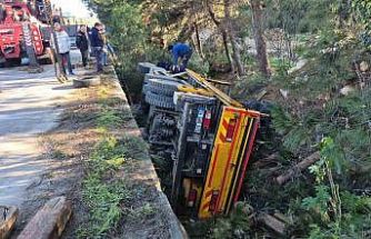 Otomobile çarpıp şarampole devrildi: 1 yaralı