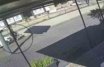 Otomobilin çarptığı bisikletli adam öldü, o anlar kamerada