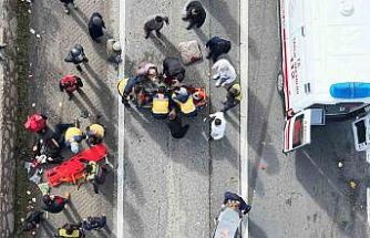 Otomobille çarpışan elektrikli bisiklet hurdaya döndü: 2 ağır yaralı