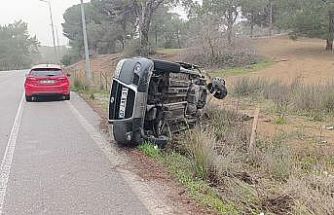 Otomobille çarpışan hafif ticari araç yan yattı: 2 yaralı