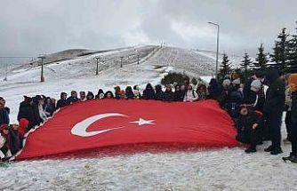 Özel eğitim öğrencileri Akdağ zirvesinde Türk bayrağı açtı