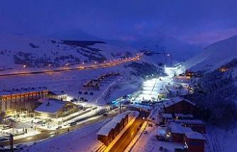 Palandöken’de kayak keyfi sürüyor