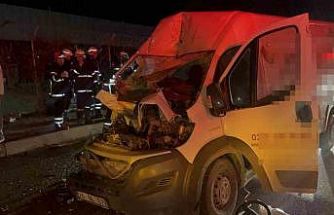 Panelvan araç park halindeki tıra ok gibi saplandı: 2 ağır yaralı