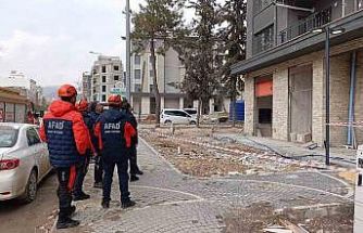 Paralarını alamadıklarını iddia eden 2 işçi binanın çatısına çıktı