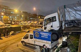 Park halindeki kamyon hareket edip başka aracın üzerine düştü: O anlar kamerada