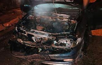 Park halindeki otomobil alev alev yandı