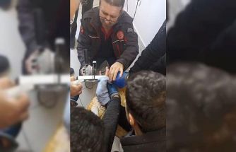 Parmağı akıllı tahtaya sıkışan öğrenci itfaiye ekiplerince kurtarıldı