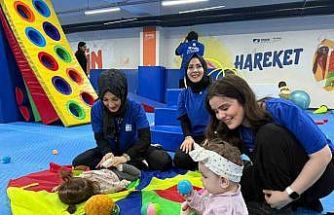 Pendik’te anne ve bebekler aynı minderde jimnastik yapıyor