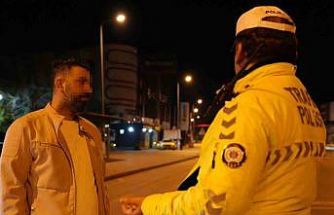 Polisten ’babalık’ yapmasını isteyen alkollü sürücü gazetecinin şarjının bitmesini diledi