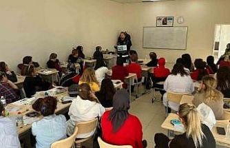 Polisten vatandaşlara uyuşturucuyla mücadele eğitimi