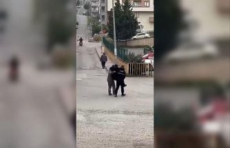 Rahatsızlanan yaşlı vatandaşı belediye işçileri kucaklarında taşıdı
