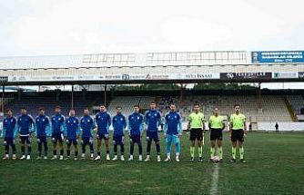 Rakip maça çıkmayınca kendi aralarında çift kale maç yaptılar