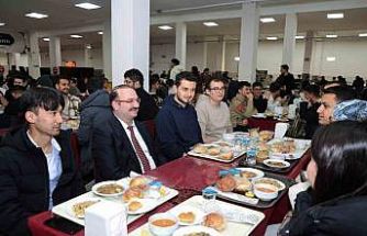 Rektör Hacımüftüoğlu öğrencilerle iftar sofrasında buluştu