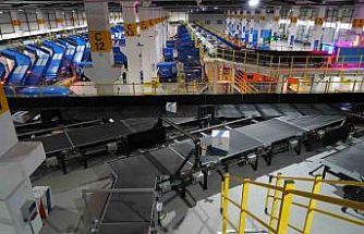 Saatte 25 bin kargo, insan eli değmeden bir araçtan diğerine yükleniyor