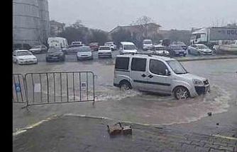 Sağanak yağış hayatı olumsuz etkiledi