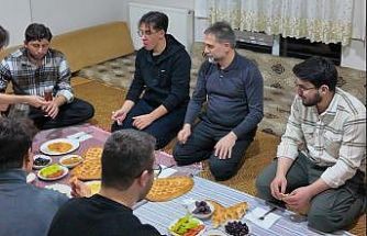 Sahur sofrasında öğrencileri yalnız bırakmadı