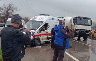 Sakarya’da ambulans ile işçi servisi çarpıştı: 11 yaralı