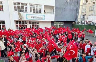 Samsun’da 253 bin öğrenci "Bayrak Sevgisi" temasıyla ders başı yaptı