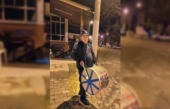 ’Şapkalı muhtar’ yine şapka çıkarttı: Davulcu bulamayan muhtar kendisi çalmaya başladı