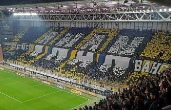 Sarı-lacivertli taraftarlardan ‘İnan Fenerbahçe’ yazılı koreografi