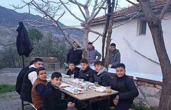 Sarıcakaya Müftüsü Altunbaş, Mayıslar Mahallesi’nde iftar sofrasına konuk oldu