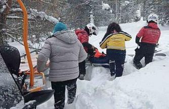 Sarıkamış’ta düşerek ayağını kıran kadının imdadına JAK ekipleri yetişti