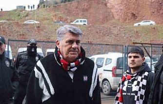 Serdar Adalı taraftarla birlikte maça geldi