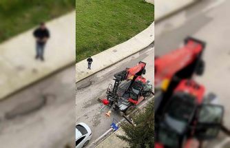 Sevgililer Günü’nü unuttu, iş makinesiyle balkona çıkarttığı güllerle gönül aldı