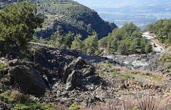 Seydikemer’de heyelan nedeniyle yol kapandı