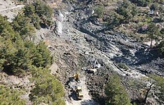 Seydikemer’de heyelan sonrası ekipler çalışmalarını sürdürüyor