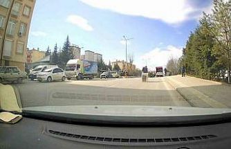 Seyir halindeki kamyonetten beyaz eşya düştü: O anlar kamerada