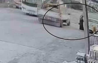 Seyir halindeki pikabın açılan kapağı kadının kafasına çarptı... O anlar kamerada