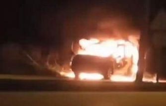 Seyir halindeyken alev alan otomobil kullanılmaz hale geldi