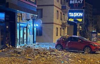 Şiddetli rüzgar binanın duvarını uçurdu