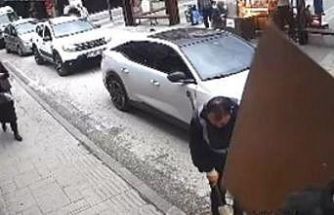 Şiddetli rüzgar nedeniyle düşen tabela, işçinin kafasına böyle çarptı: O anlar güvenlik kamerasında