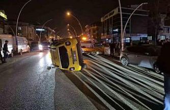 Sıkışan trafikte kontrolden çıkan taksi yan yattı
