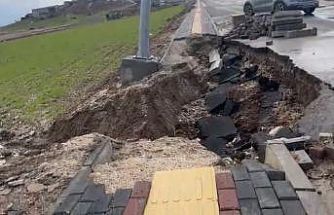 Silvan’da yağışlar nedeniyle yol ve kaldırım çöktü